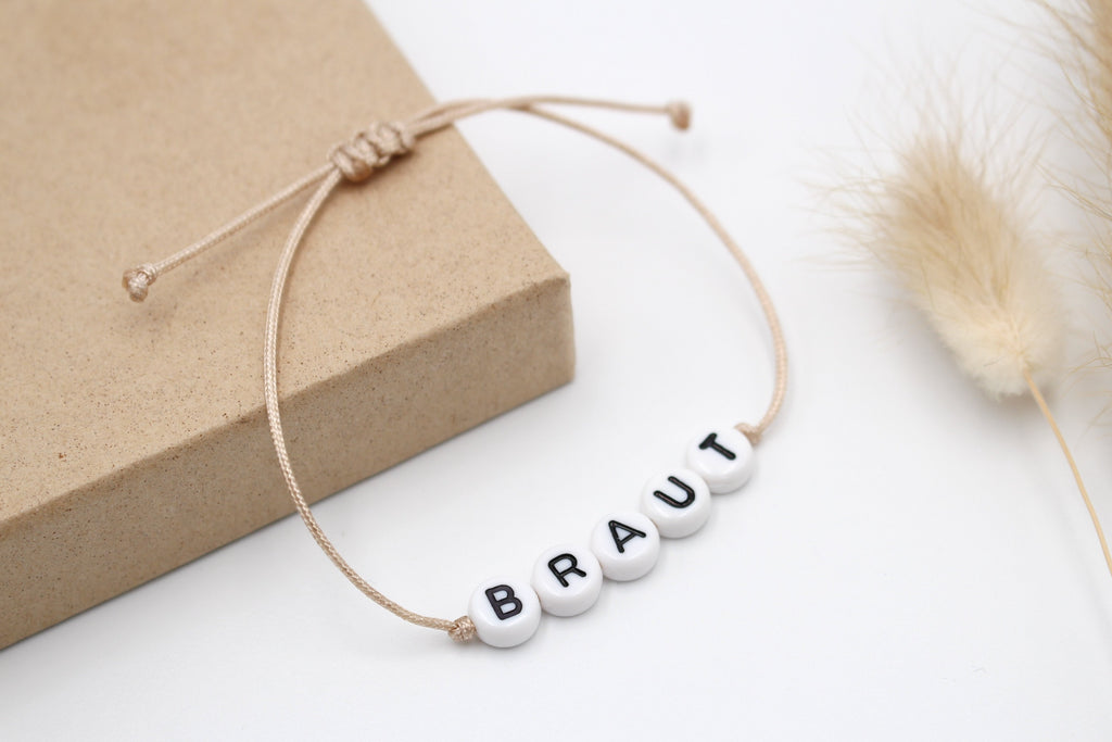 Armband mit Namen für Braut und Trauzeuginnen in Rosenholz mit weißen Buchstaben, perfekt als Geschenkidee für das Team Bride