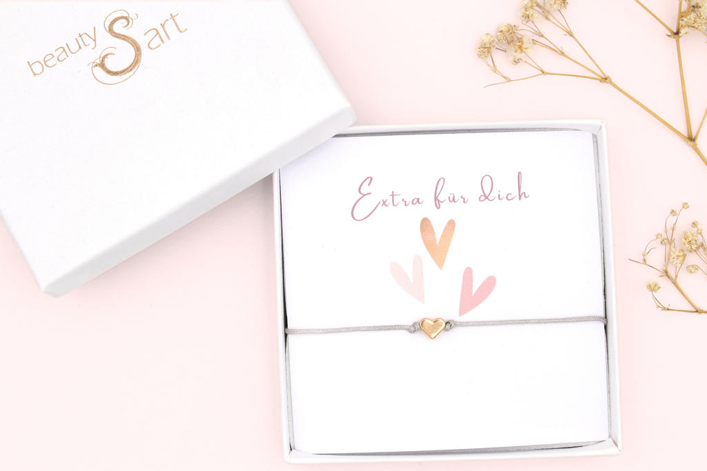 graues Makramee Armband mit Karte "Extra für dich" in Schmuckschachtel verpackt als Geschenkidee für die Freundin