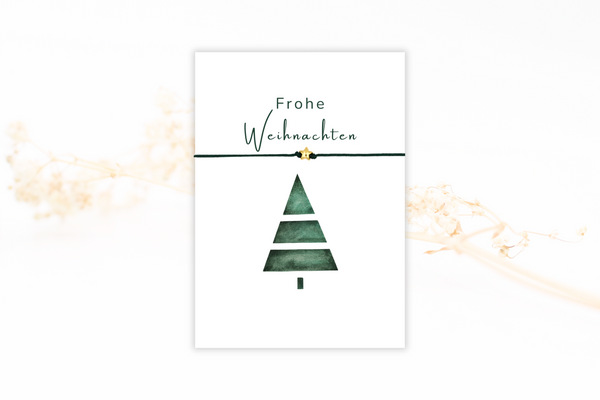 grüne Frohe Weihnachten Karte mit Tannenbaum Motiv und grünem Makramee Armband mit goldfarbenem Stern 