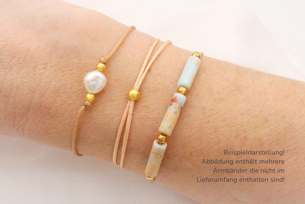 Tube Armband türkis mit weiteren filigranen Makramee Armbändern aus 925 Silber Perlen und edlen Details