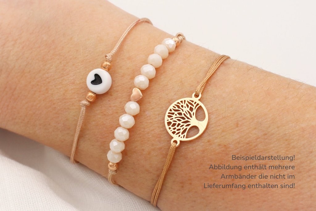 Herzarmband mit weiteren passenden filigranen Makramee Armbändern.