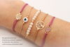 Beispieldarstellung von mehreren Armbändern mit 925 Silber Anhängern in rosegold passend zu dem Lebensbaum Armband 925 Silber