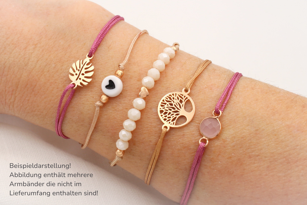Beispieldarstellung von mehreren Armbändern mit 925 Silber Anhängern in rosegold passend zu dem Lebensbaum Armband 925 Silber