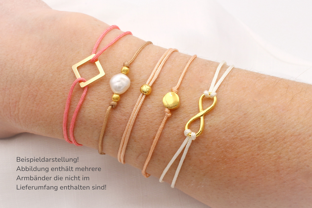 Beispieldarstellung von mehreren Armbändern passend zum Armband mit flacher Perle in zarten gold und Cremetönen