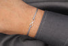 graues Herrenarmband Infinity 925 Silber am Handgelenk vom Mann getragen