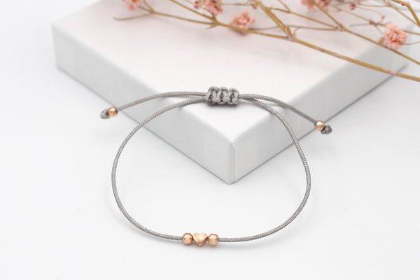 Schwestern Armband mit Herz und Perlen aus 925 Silber rose vergoldet auf grauem Makramee Band