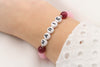 Armband mit Name aus Perlen in pink und brombeere für Mutter und Tochter als Geschenkidee am Handgelenk getragen