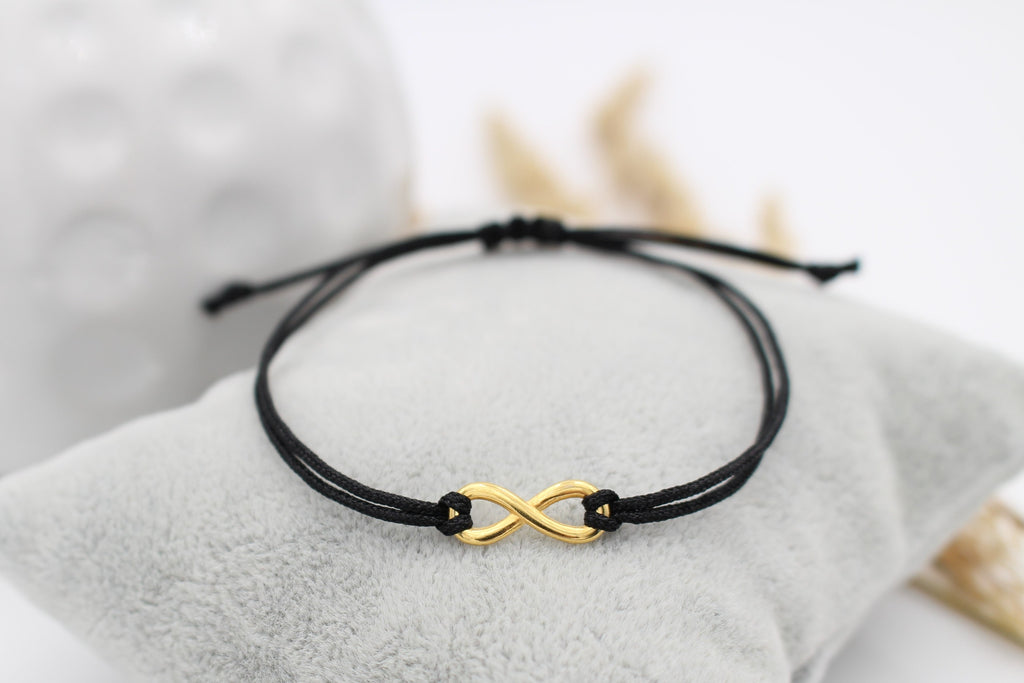 goldenes Infinity Armband mit schwarzem Makramee Band als unisex Armband