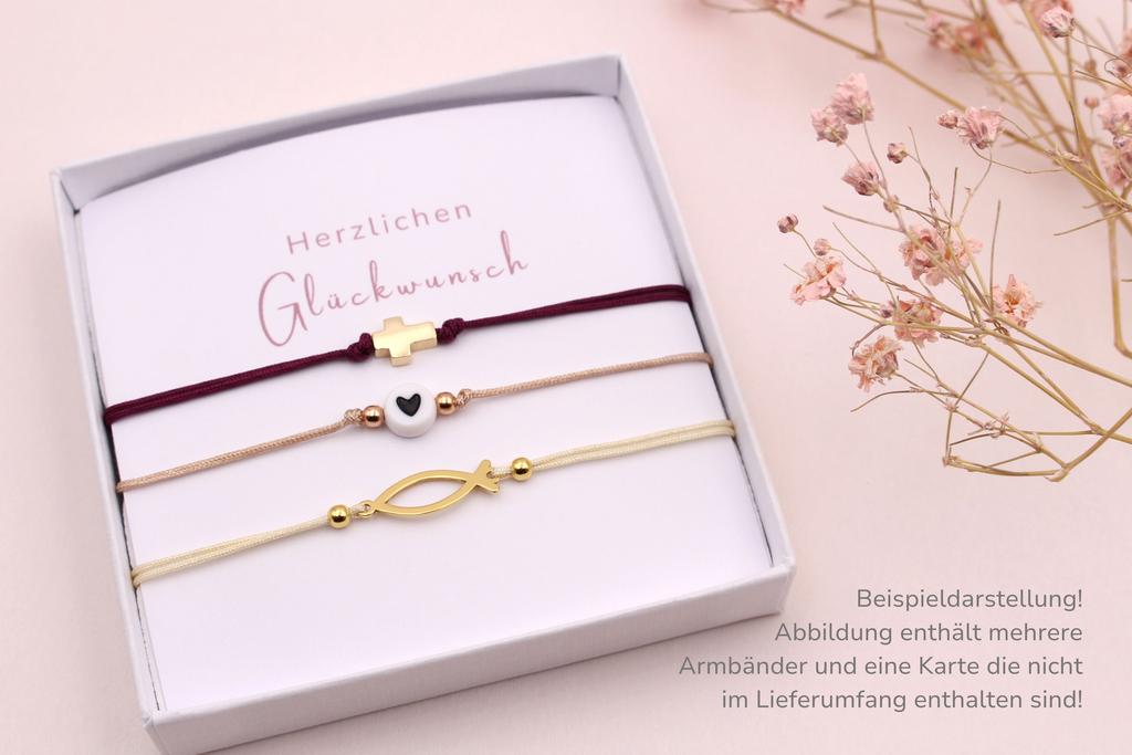 Zarte Makramee Armbänder für Kommunion und Konfirmation mit Glückwunschkarte und Schmuckschachtel verpackt