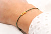 grünes Armband Makramee mit Schiebe Schließe und 3 Perlen in gold farben