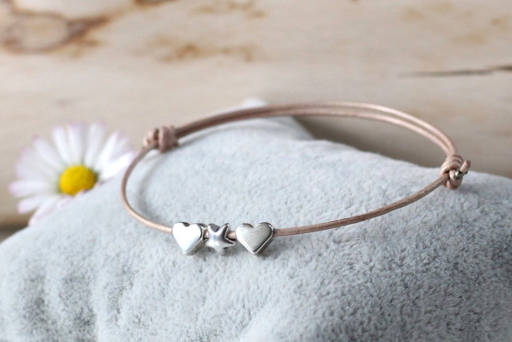 Schiebeknoten Armband aus Leder in rosenholz mit Herz und Stern silber