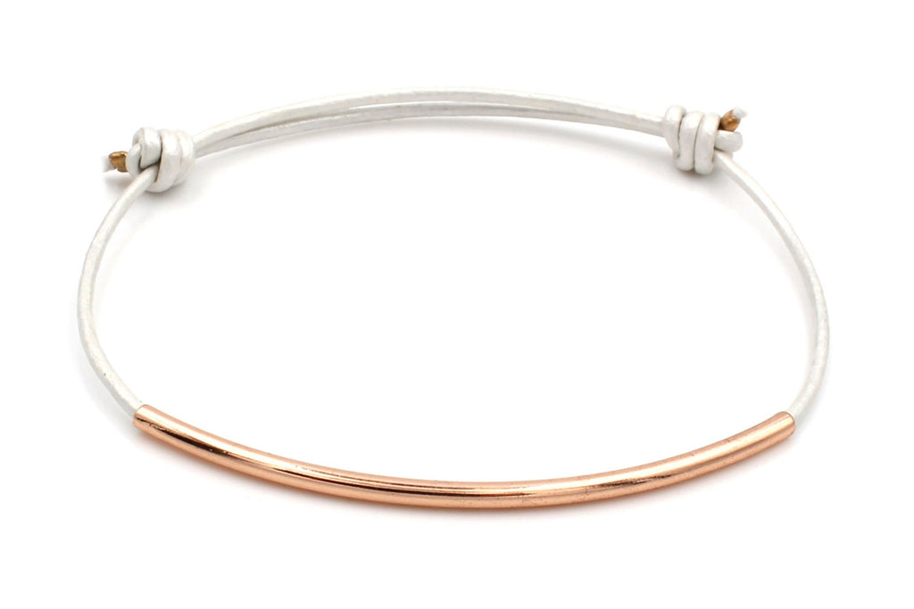 weißes Armband aus Leder mit schmalen Tube in rosegold und Schiebe Schließe