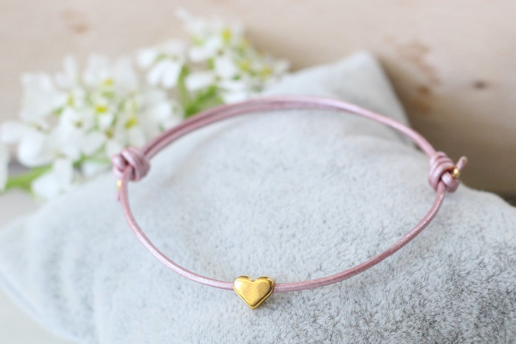 rosa perlmutt farbenes Lederarmband mit Herz gold und Schiebeknoten Verschluss