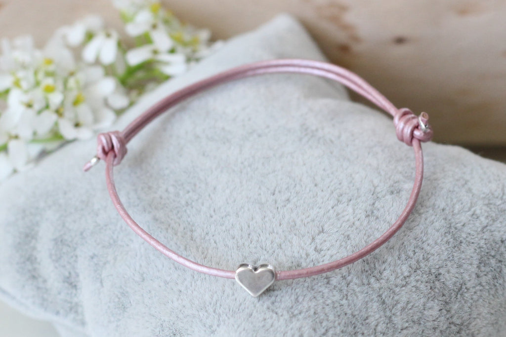rosa perlmutt farbenes Armband aus Leder mit Herz in silber und Schiebe Schließe