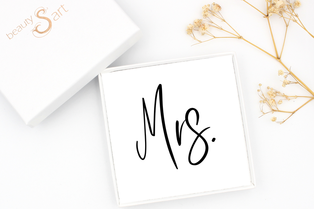 Karte Mrs. mit weißer Schmuckschachtel als Hochzeitsgeschenkverpackung für Armbänder