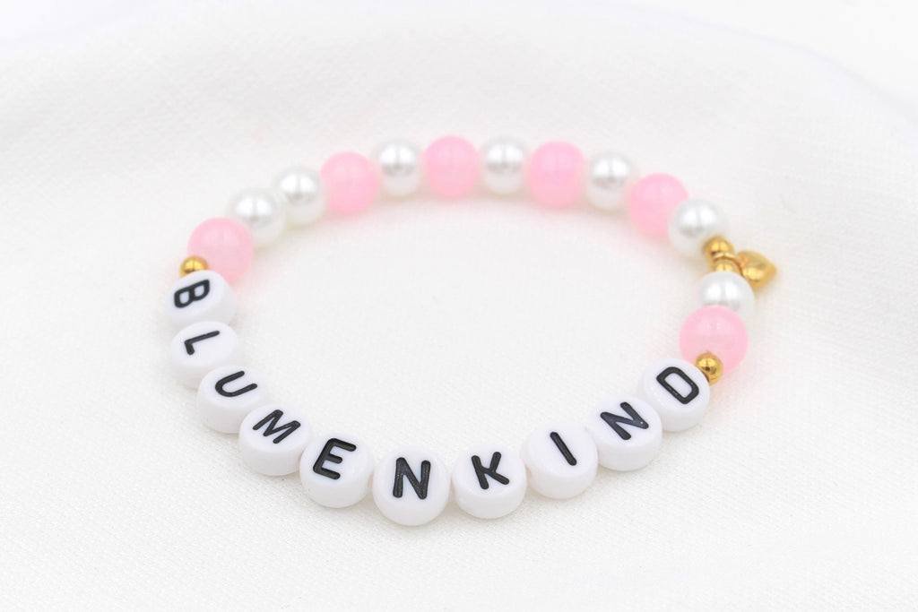Armband mit Name Blumenkind aus rosa und weißen Perlen und Herz Anhänger in gold als Geschenk für dein Blumenmädchen zur Hochzeit
