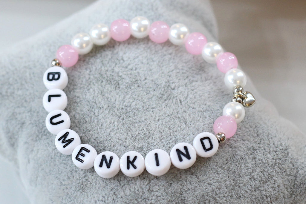 Namensarmband aus Perlen in weiß und rosa mit deinem Wunschnamen z.B. Blumenkind und Herz Anhänger in silber