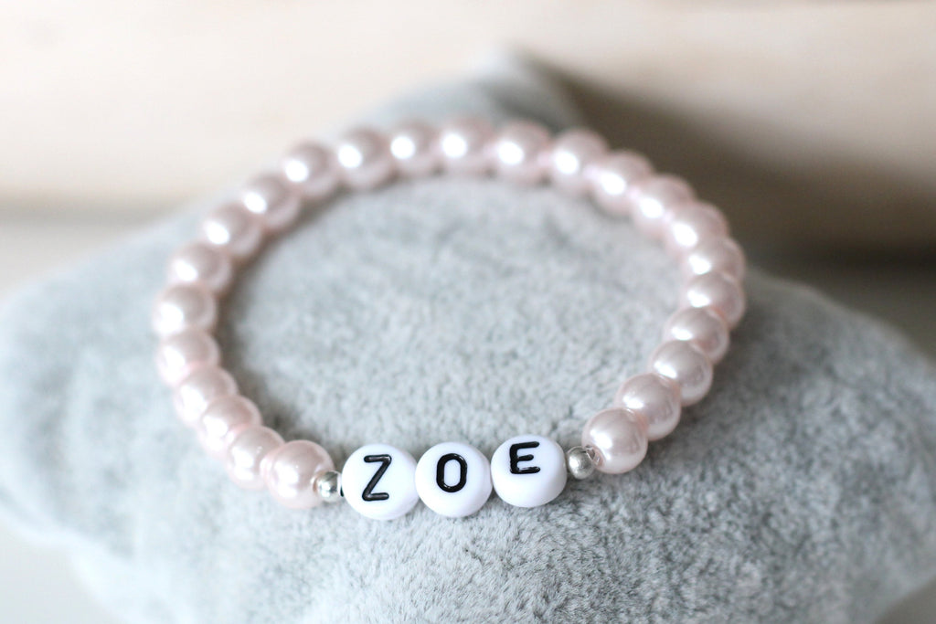 personalisiertes Perlenarmband in rosa perlmutt mit kleinen Perlen in silber und deinem Namen