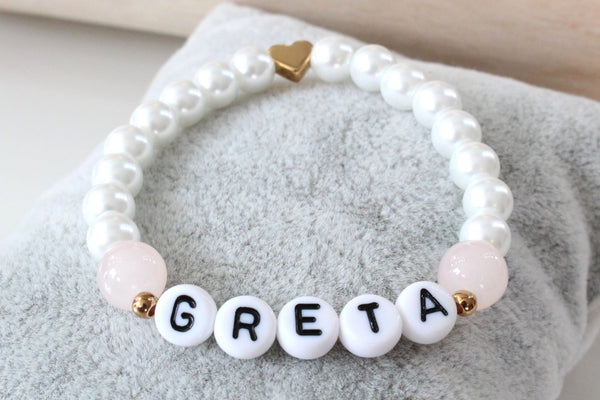 personalisiertes Namensarmband aus weiß perlmutten und rosa Perlen mit Rosegoldenem Herz und kleinen Perlen