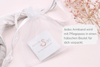 weißer Orgnazabeutel als Verpackung für dein Lederarmband 3 Quadrate inklusive Pflegepass