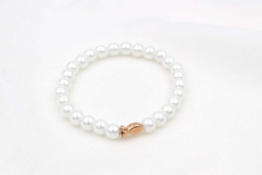 weißes Armband mit Fisch uns Perlen in weiß perlmutt als Armband für Firmung und Jungendweihe