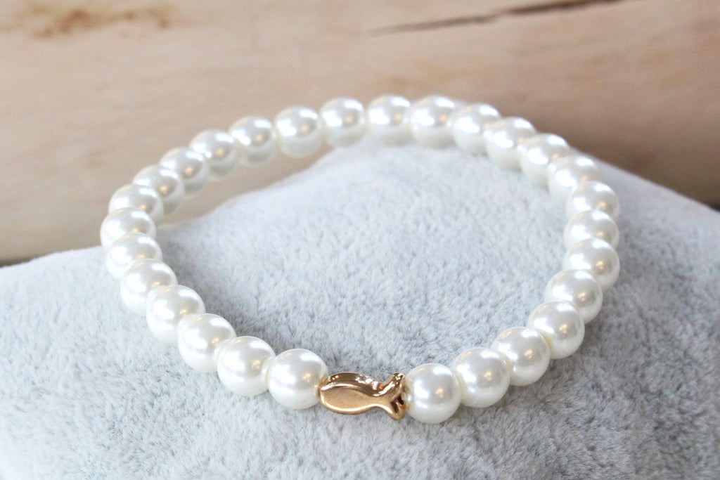 weißes Perlenarmband Fisch rosegold als Kommunions Armband für Mädchen
