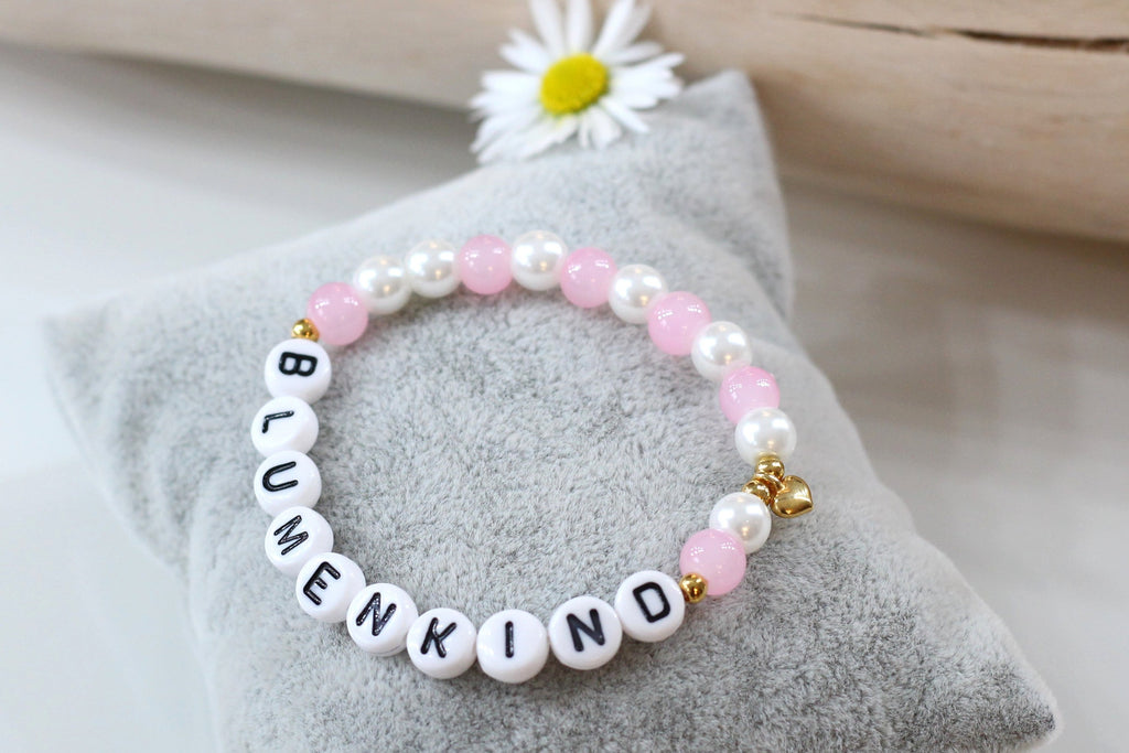 Blumenkind Armband aus rosa und weißen Perlen mit Herz Anhänger gold