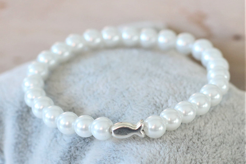weißes Perlenarmband mit Fisch silber als Ichthys Symbol zur Taufe, Kommunion und Jugendweihe 
