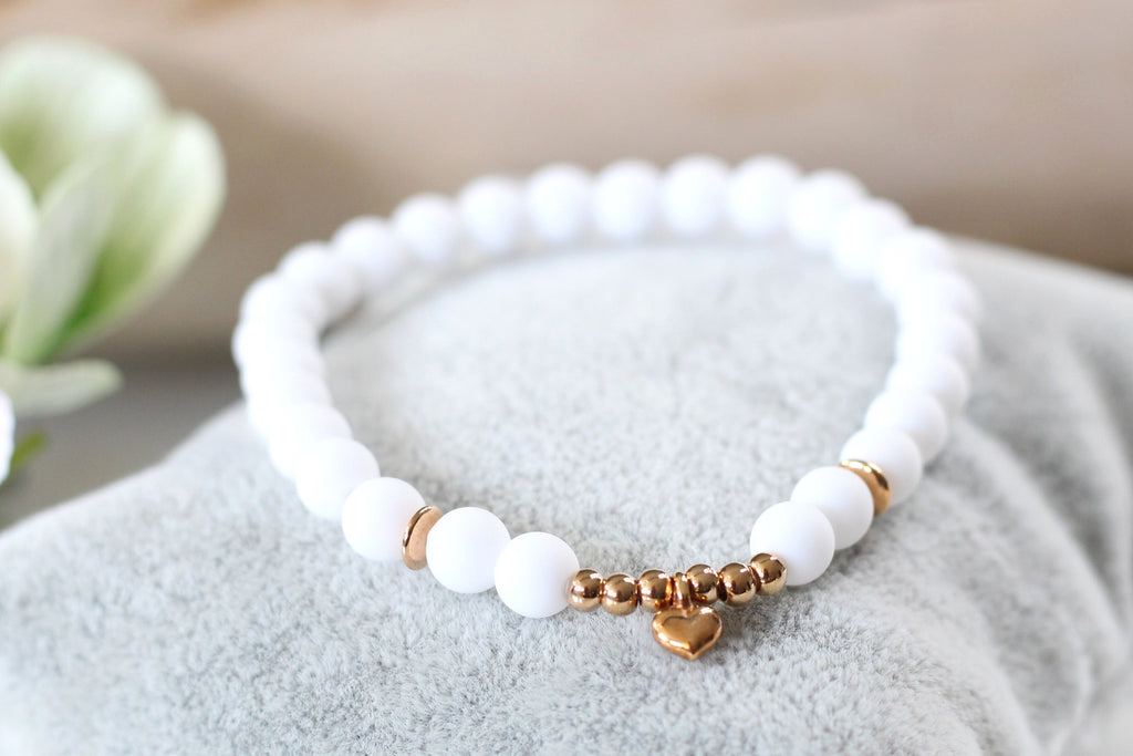 weißes Armband aus Perlen und Herz Anhänger rosegold für dein Sommeroutfit
