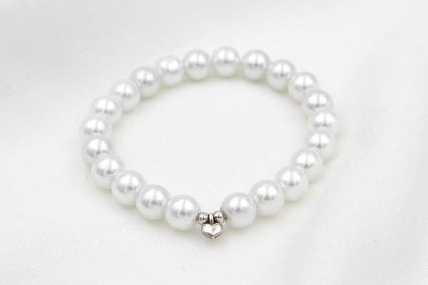 weiß perlmutt farbenes Perlenarmband mit Herz Anhänger und 2 kleinen Perlen in silber für Damen