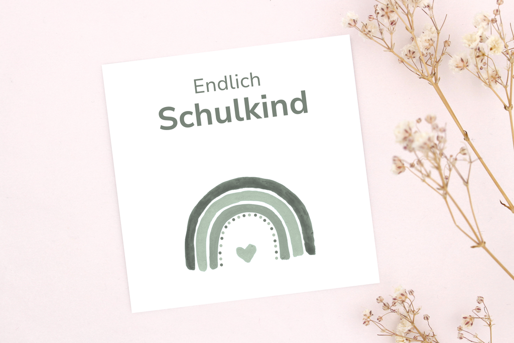 Schulkind Karte mt grünem Regenbogen als Ergänzung zu einem Armband zur Einschulung