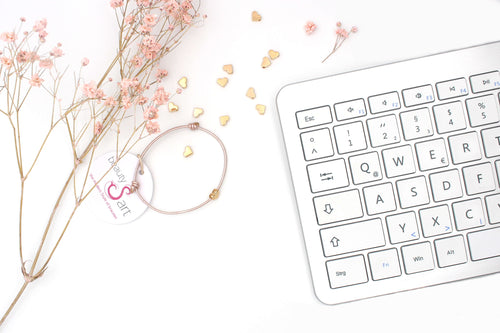 Tastatur mit Armband auf weißem Hintergrund