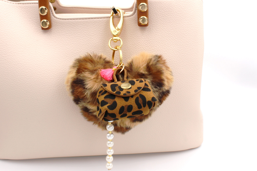 flauschiger Taschenschmuck im Leo design  mit mini Handtasche