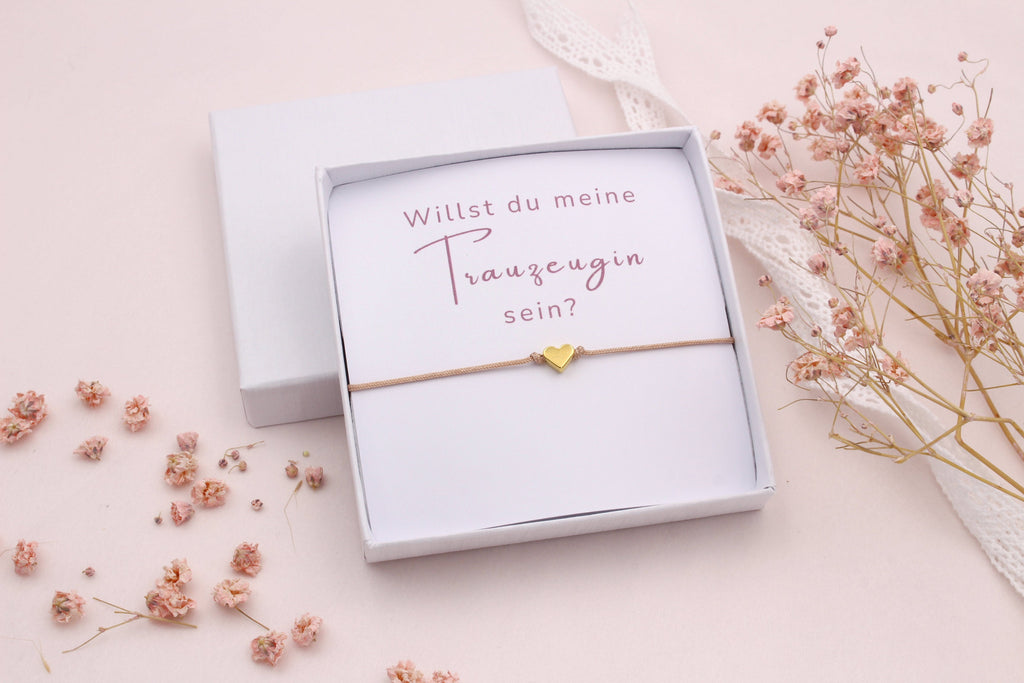 rosenholz farbenes Makramee Armband mit goldfarbenem Herz für die Trauzeugin zu fragen im praktischen Geschenk Set mit kleiner Box