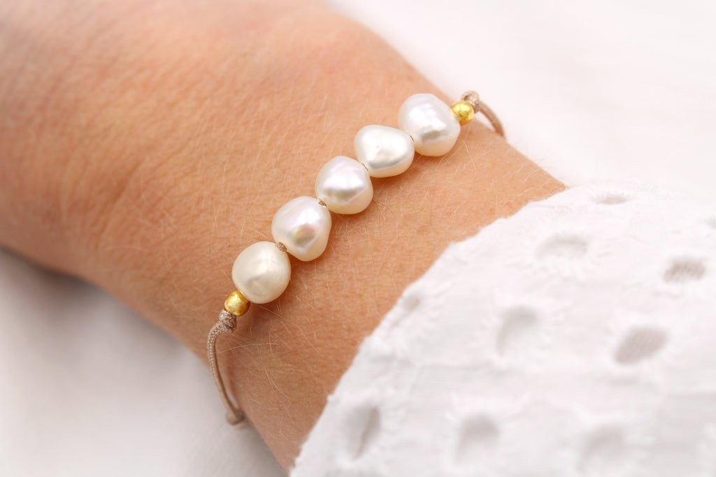 Süßwasserperlenarmband am Handgelenk der Dame getragen