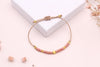 Rose farbenes Makramee Armband mit goldfarbener Blume und Details für das Blumenmädchen zur standesamtlichen Hochzeit