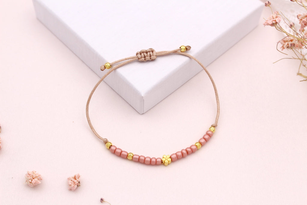 Rose farbenes Makramee Armband mit goldfarbener Blume und Details für das Blumenmädchen zur standesamtlichen Hochzeit