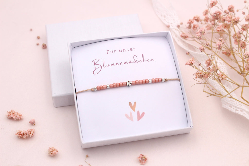 Blumenmädchen Armband mit Karte und Schmuckschachtel als kleibes Geschenk zur Hochzeit