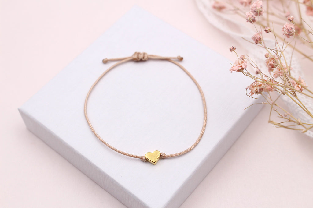 Brautjungfern Armband in rosenholz mit golfarbenem Herz und verstellbarem Makramee Verschluss