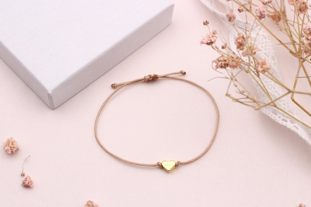 Rosenholz farbenes Makramee Armband mit goldfarbenem Herz und verstellbarem Verschluss