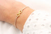 Infinity Knoten Armband am Handgelenk der Damen getragen