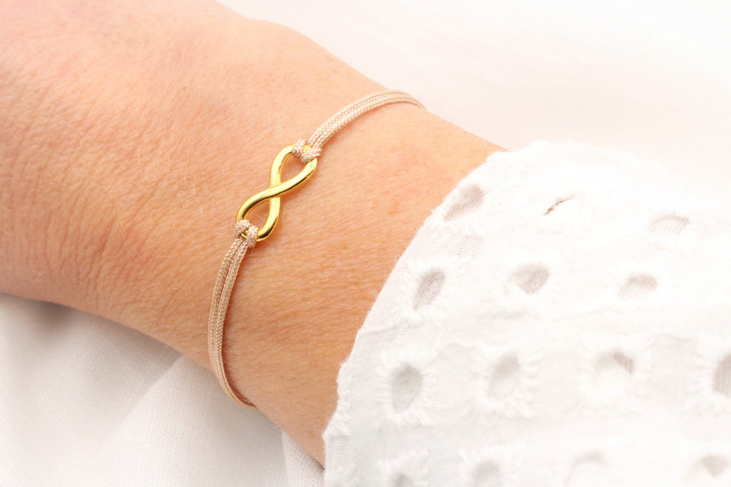 Infinity Knoten Armband am Handgelenk der Damen getragen
