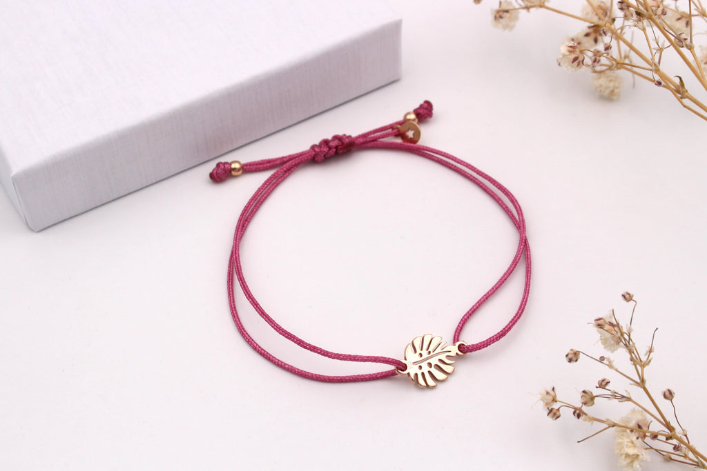 Freundschaftsarmband als tropisches Fensterblatt Armband in burgundi rot und 925 Silber vergoldet