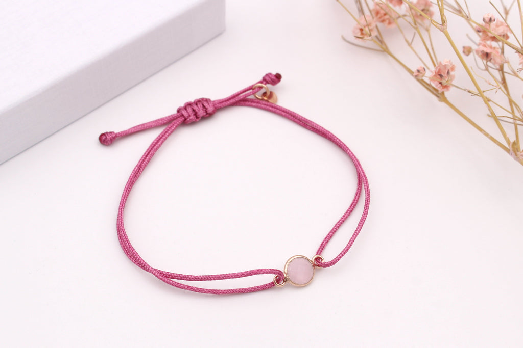 Burgund Rotes Makramee Armand mit rundem Rosenquarz Anhänger als Symbol der Liebe, Freundschaft und Harmonie