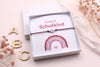 Geschenk zur Einschulung, Rosa Amband mit Herz und Regenbogen Karte. verpackt in einer kleinen Geschenkbox, die in die Schultüte passt