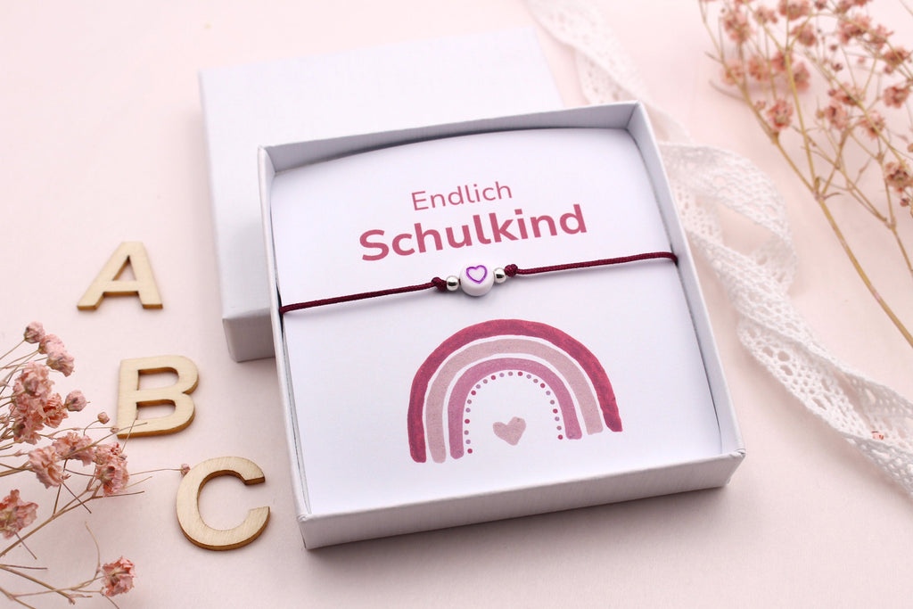 Geschenk zur Einschulung, Rosa Amband mit Herz und Regenbogen Karte. verpackt in einer kleinen Geschenkbox, die in die Schultüte passt