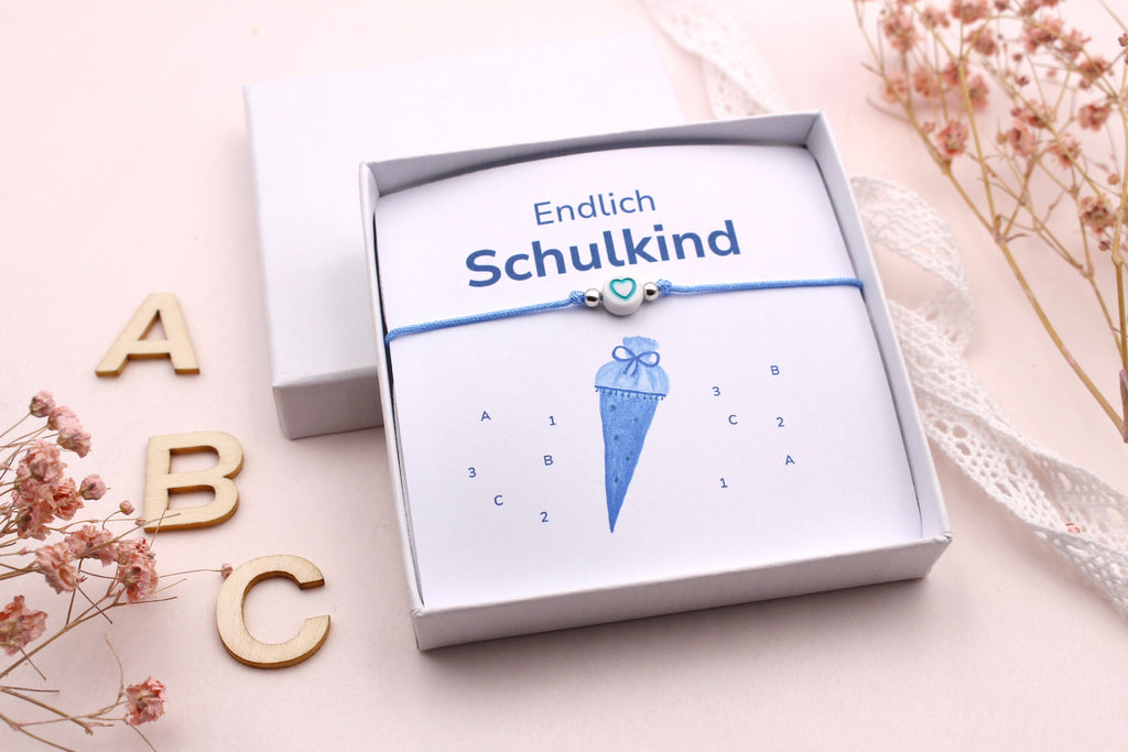 blaues Makramee Armband als Geschenk zum Schulstart für das Schulkind, für Mädchen und Jungen