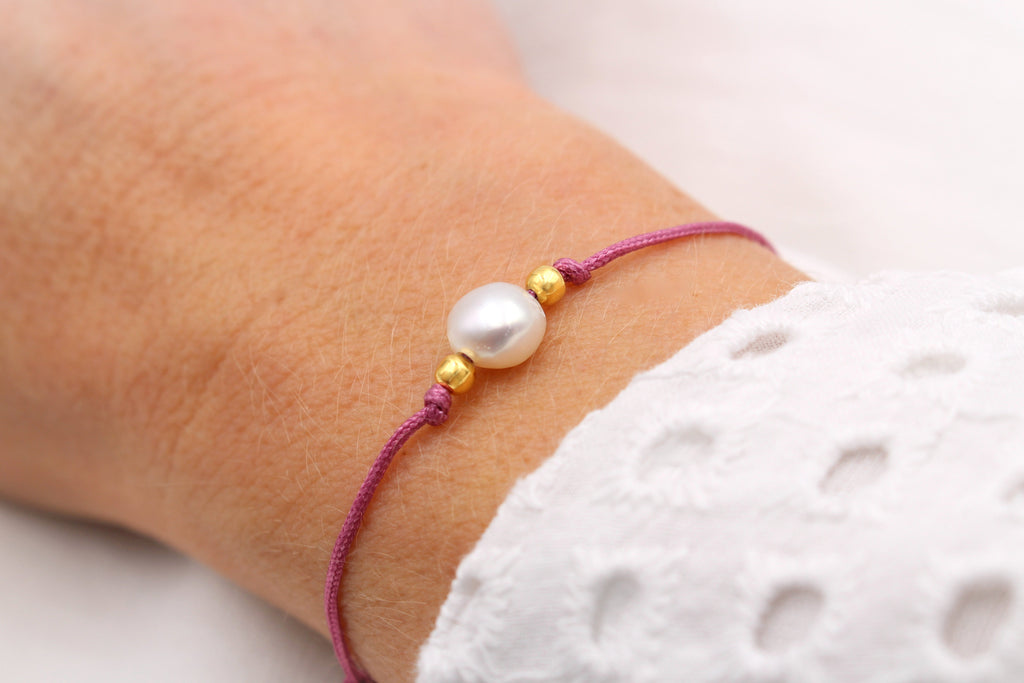 burgundfarbenes zarte Makramee Armband mit einer Süßwasserperle in der Mitte und kleine Perlen 925 Silber vergoldet