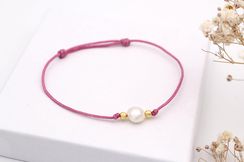 Süßwasser Perlenarmband in Burgundy Rot und kleinen 925 Silber Perlen in gold mit Schiebeknoten Verschluss