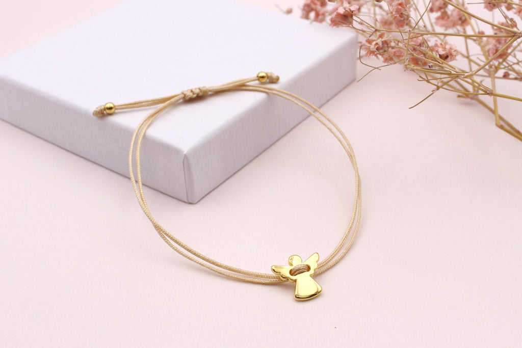 Filigranes Makramee Armband mit Schutzengel Anhänger in goldfarben